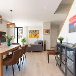 Townhouse 5 Minutes From The * 丰希罗拉